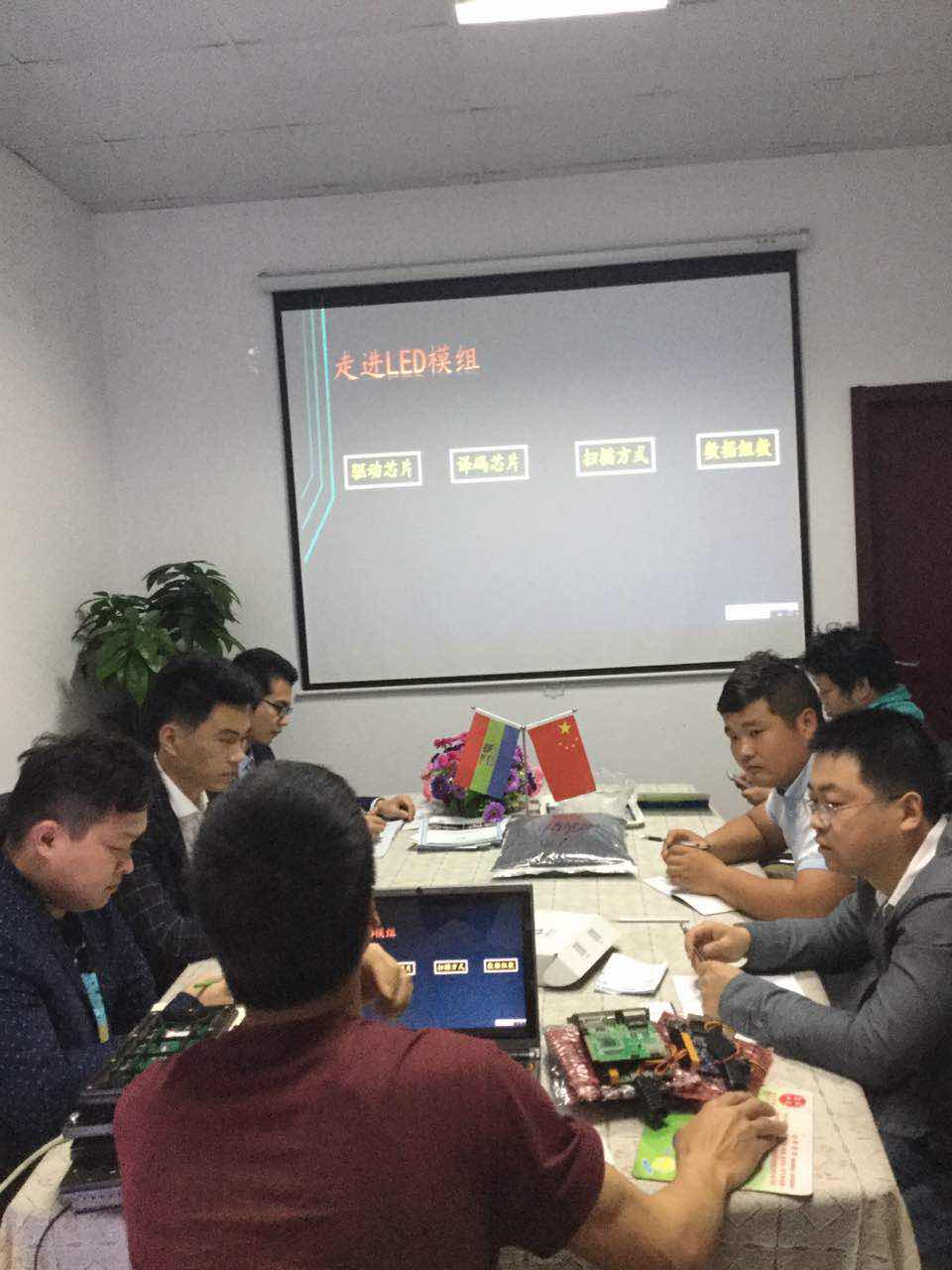 靈星雨技術人員來我司指導培訓LED控制系統